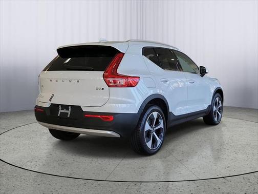 2025 Volvo XC40 B5 Core Bright Theme