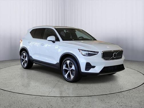 2025 Volvo XC40 B5 Core Bright Theme