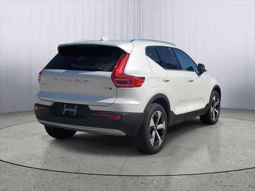 2025 Volvo XC40 B5 Plus Bright Theme