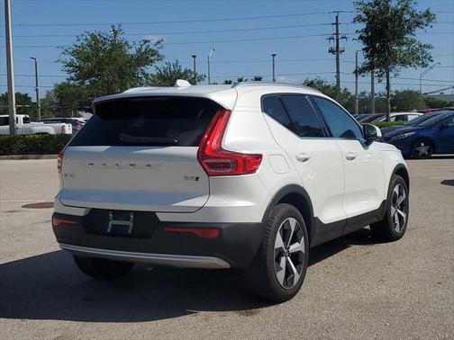 2025 Volvo XC40 B5 Plus Bright Theme