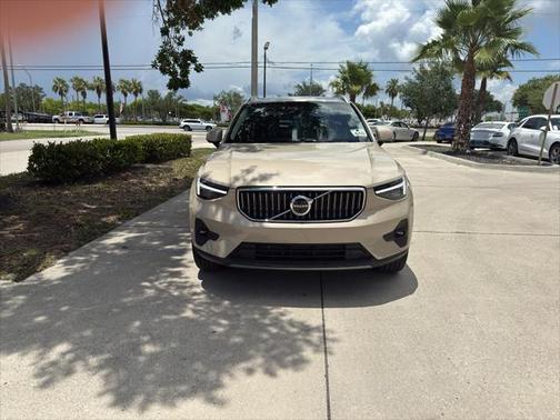 2025 Volvo XC40 B5 Plus Bright Theme