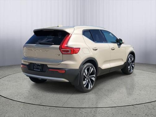 2025 Volvo XC40 B5 Plus Bright Theme