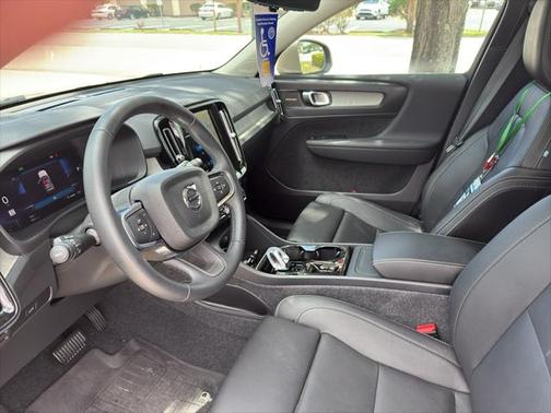 2025 Volvo XC40 B5 Plus Bright Theme