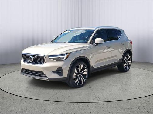2025 Volvo XC40 B5 Plus Bright Theme