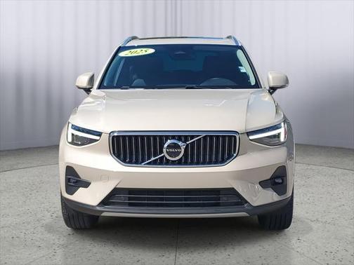 2025 Volvo XC40 B5 Plus Bright Theme