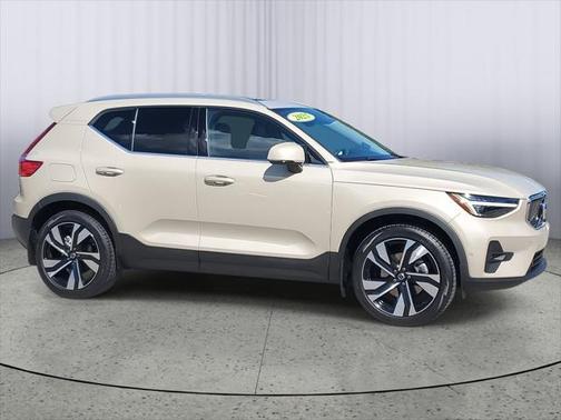 2025 Volvo XC40 B5 Plus Bright Theme