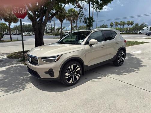 2025 Volvo XC40 B5 Plus Bright Theme