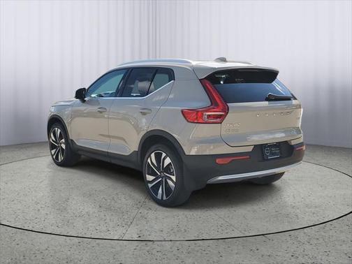 2025 Volvo XC40 B5 Plus Bright Theme