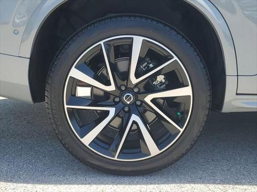 2025 Volvo XC90 B5 Plus