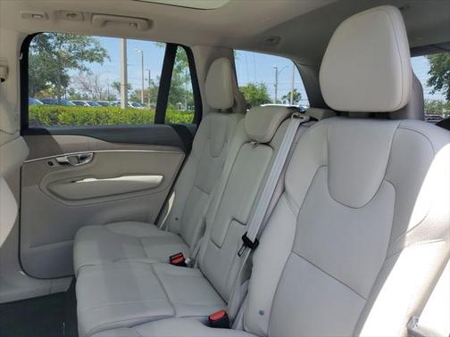 2025 Volvo XC90 B5 Plus
