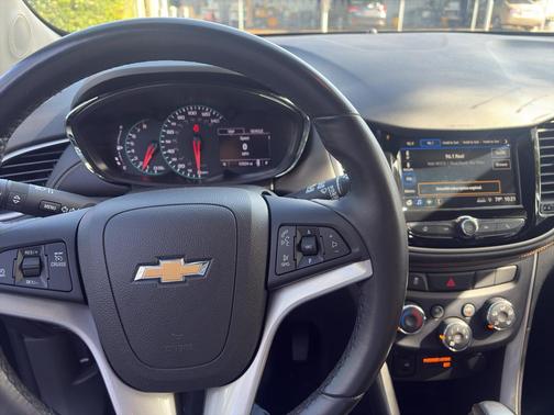 Mosaic Black Metallic 2019 Chevrolet Trax LT