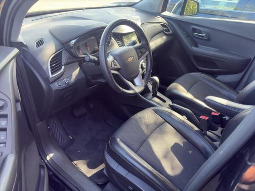 Mosaic Black Metallic 2019 Chevrolet Trax LT