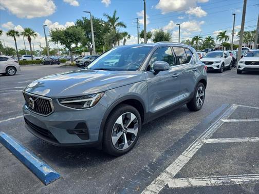 2023 Volvo XC40 B4 Plus Bright Theme