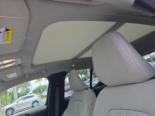 2023 Volvo XC40 B4 Plus Bright Theme