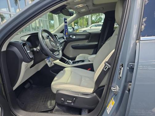 2023 Volvo XC40 B4 Plus Bright Theme