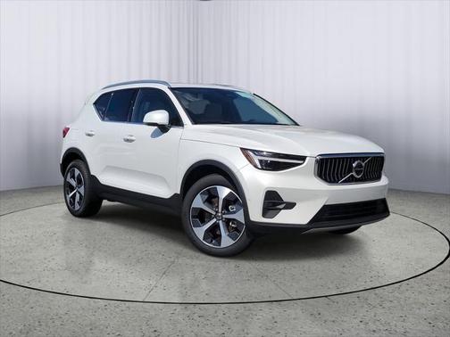 2025 Volvo XC40 B5 Plus Bright Theme