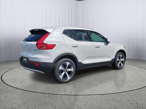 2025 Volvo XC40 B5 Plus Bright Theme