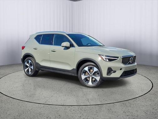 2025 Volvo XC40 B5 Plus Bright Theme