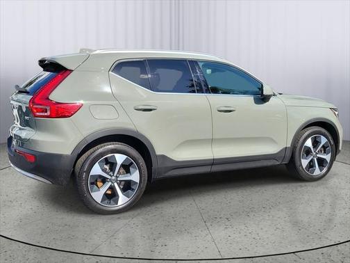 2025 Volvo XC40 B5 Plus Bright Theme