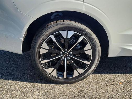 Crystal White Metallic 2026 Volvo XC60 B5 Plus