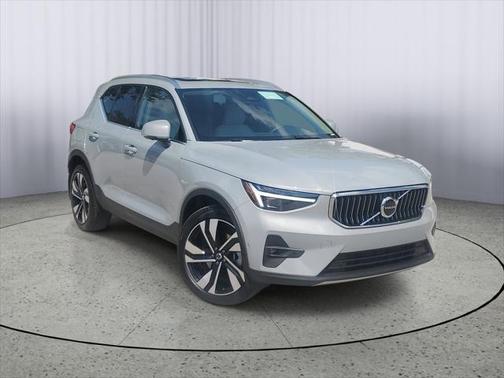 2025 Volvo XC40 B5 Ultra Bright Theme