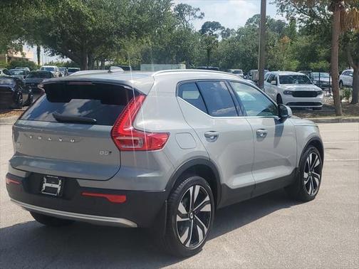 2025 Volvo XC40 B5 Ultra Bright Theme