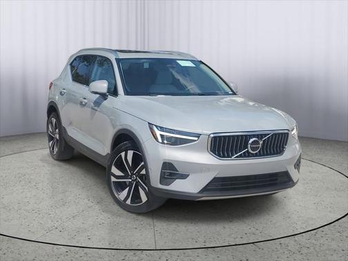 2025 Volvo XC40 B5 Ultra Bright Theme