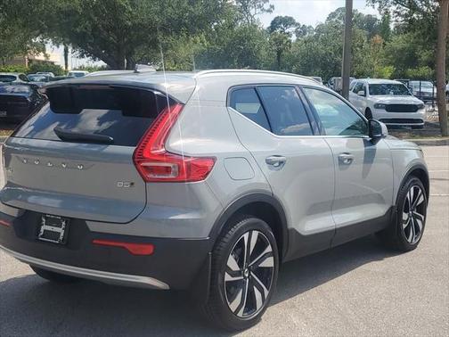 2025 Volvo XC40 B5 Ultra Bright Theme