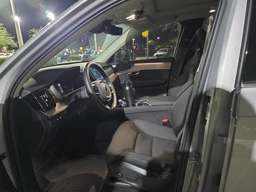 2025 Volvo XC90 Plug-In Hybrid T8 Plus 7-Seater