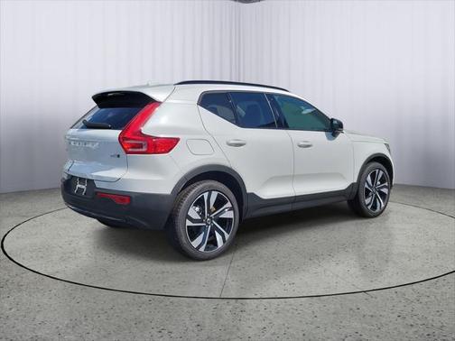 2025 Volvo XC40 B5 Plus Dark Theme