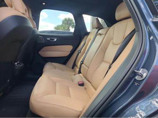 2023 Volvo XC60 B6 Ultimate Dark Theme