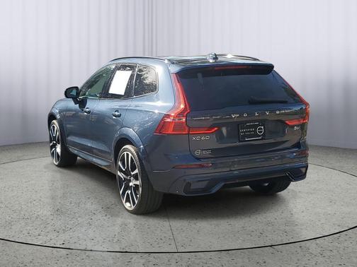 2023 Volvo XC60 B6 Ultimate Dark Theme