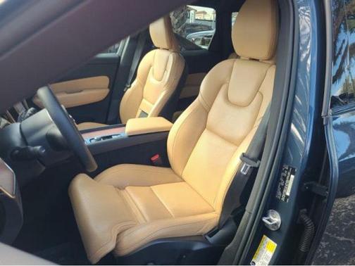 2023 Volvo XC60 B6 Ultimate Dark Theme