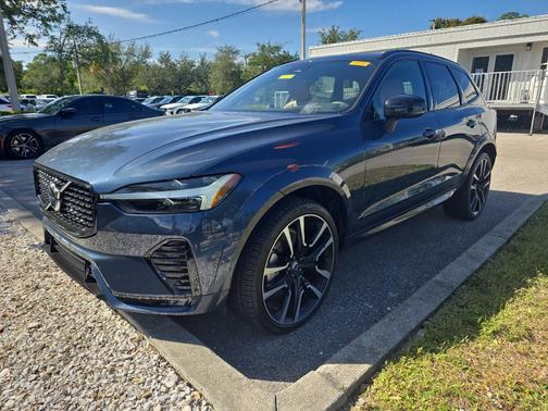 2023 Volvo XC60 B6 Ultimate Dark Theme