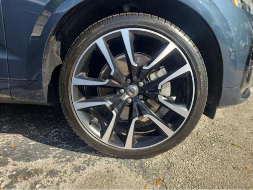 2023 Volvo XC60 B6 Ultimate Dark Theme