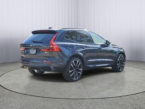 2023 Volvo XC60 B6 Ultimate Dark Theme