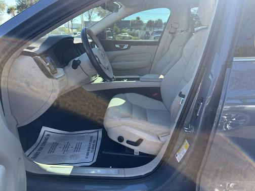 2023 Volvo XC60 B5 Plus Bright Theme