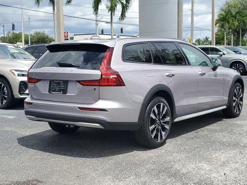 2026 Volvo V60 Cross Country Ultra, B5 AWD Gas (mild hybrid)