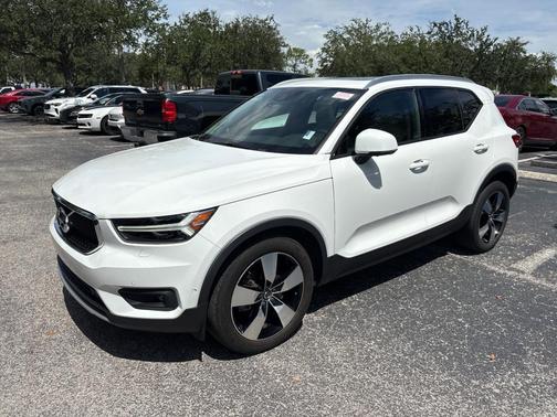 Ice White 2019 Volvo XC40 T5 Momentum