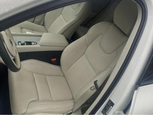 2025 Volvo XC60 B5 Ultra