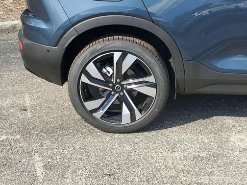 2026 Volvo XC40 Ultra, B5 AWD Gas (mild hybrid), Dark