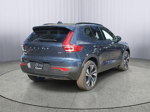 2026 Volvo XC40 Ultra, B5 AWD Gas (mild hybrid), Dark