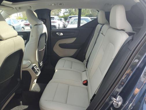 2026 Volvo XC40 Ultra, B5 AWD Gas (mild hybrid), Dark