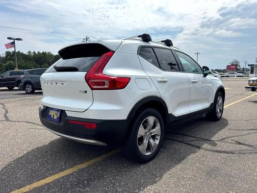 2022 Volvo XC40 T5 Momentum