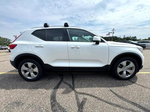 2022 Volvo XC40 T5 Momentum