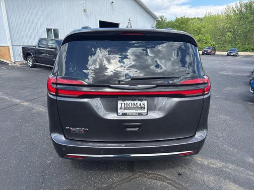 Granite Crystal Metallic Clearcoat 2022 Chrysler Pacifica Touring L