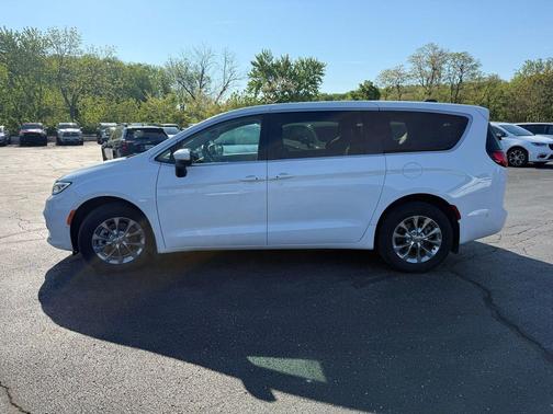Bright White Clearcoat 2023 Chrysler Pacifica Touring L