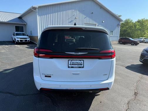 Bright White Clearcoat 2023 Chrysler Pacifica Touring L