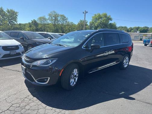 Brilliant Black Crystal Pearlcoat 2019 Chrysler Pacifica Touring-L Plus