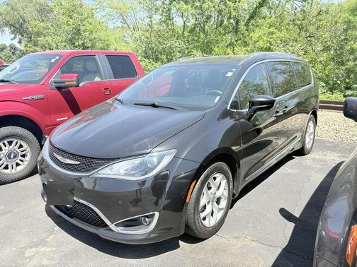 Brilliant Black Crystal Pearlcoat 2019 Chrysler Pacifica Touring-L Plus